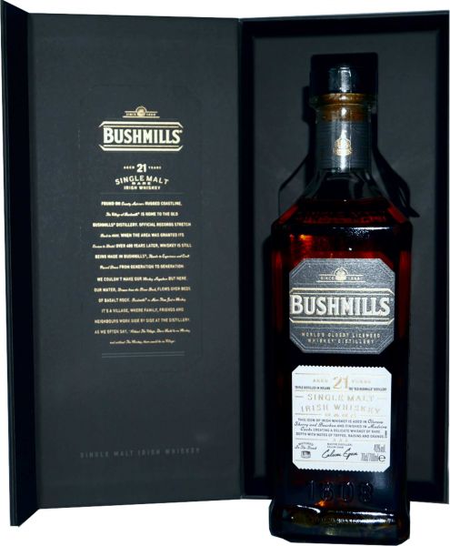 Der Bushmills 21 Jahre im geöffneten Geschenkset